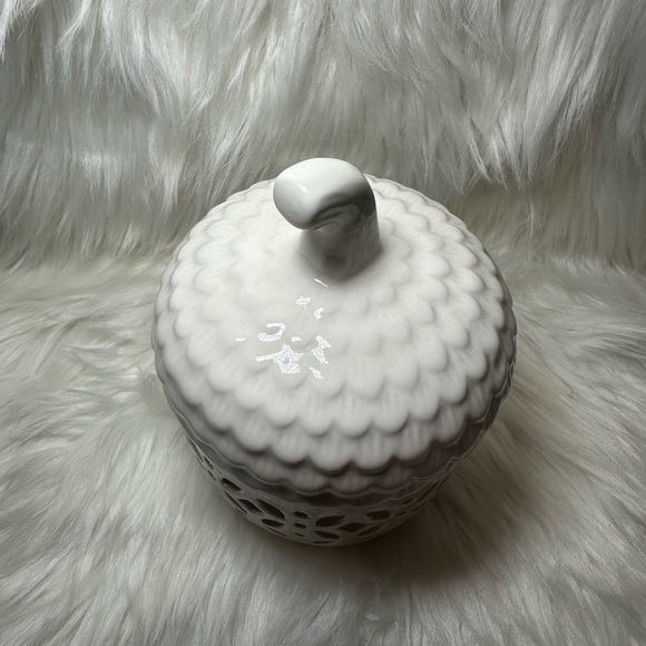 White Ceramic Acorn Decorative Light - Picture 4 of 4